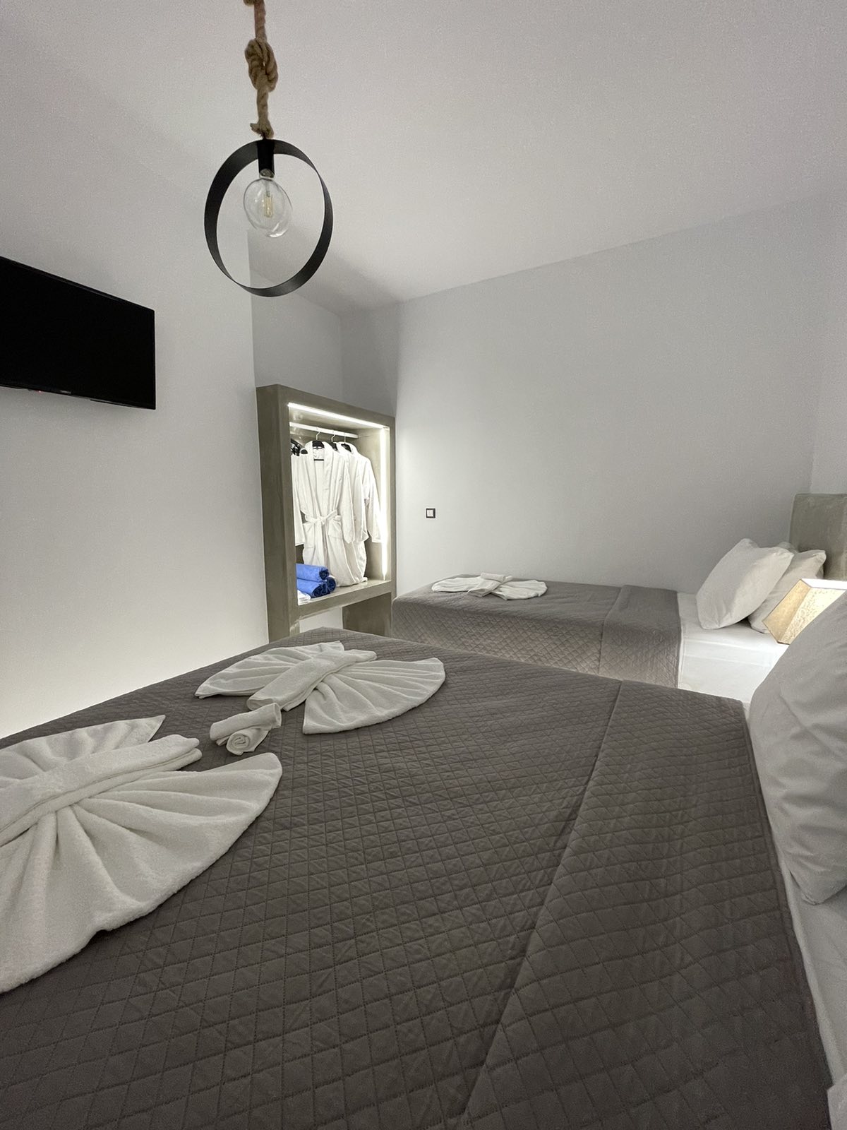 Familly-Suite-with-Jacuzzi-and-Pool-View-bedroom-10
