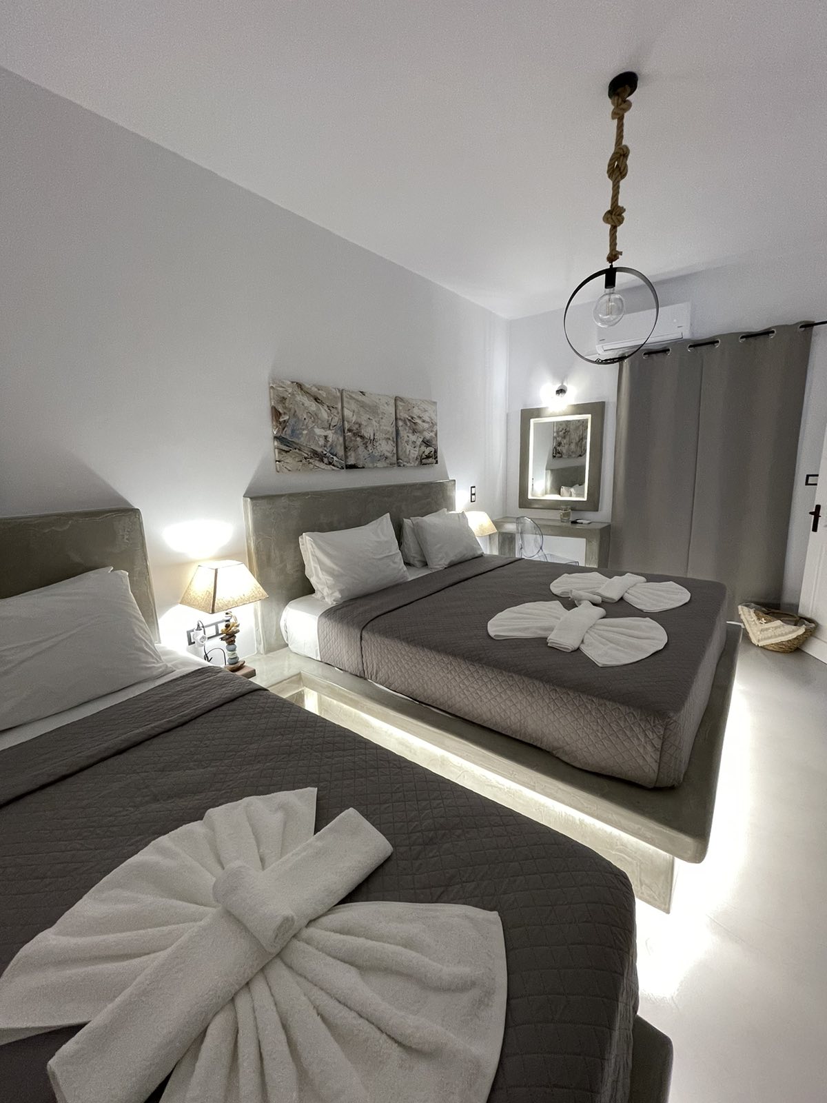 Familly-Suite-with-Jacuzzi-and-Pool-View-bedroom-4