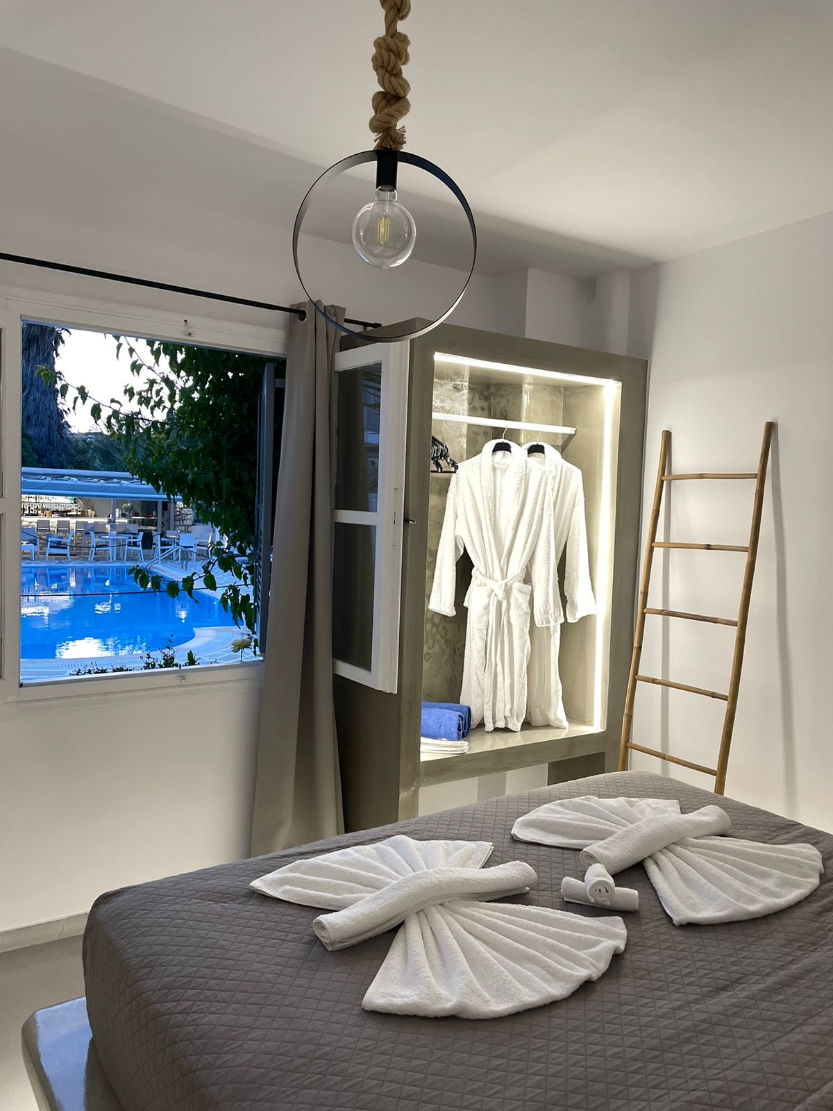 Familly-Suite-with-Jacuzzi-and-Pool-View-bedroom-5