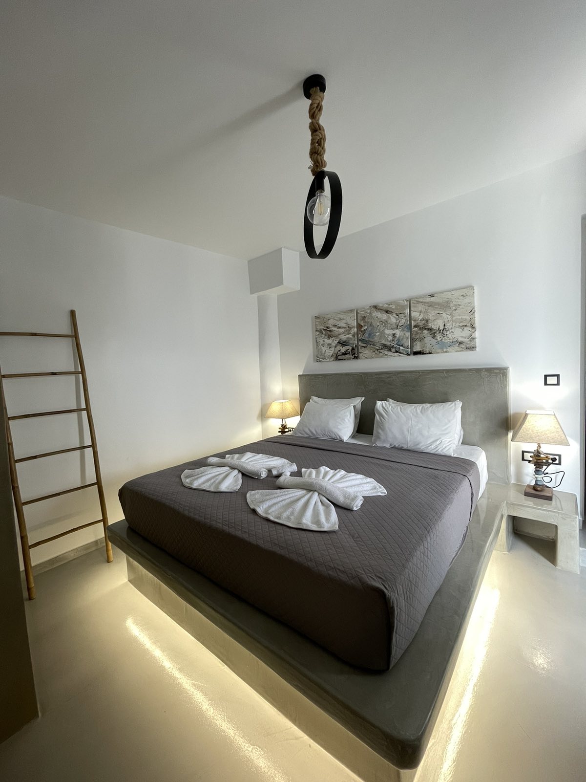 Familly-Suite-with-Jacuzzi-and-Pool-View-bedroom-6