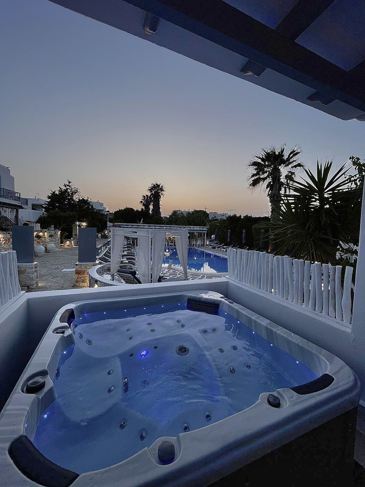 Familly-Suite-with-Jacuzzi-and-Pool-View-jacuzzi-1