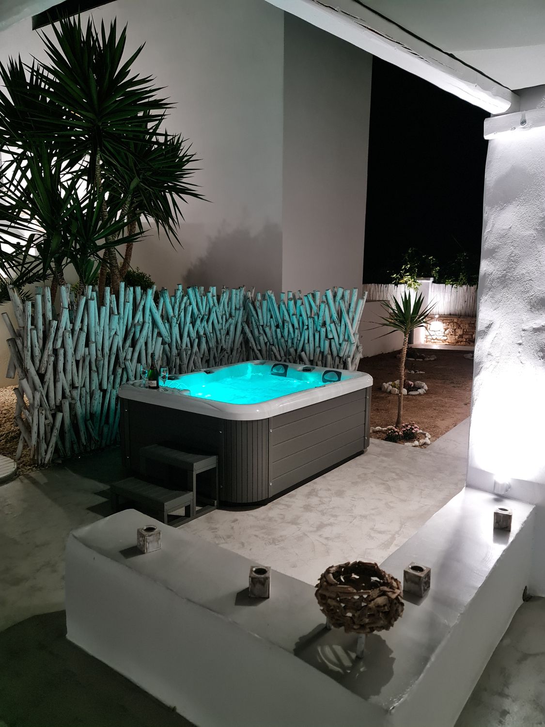 Triple-Private-Suite-with-Jacuzzi-jacuzzi-10