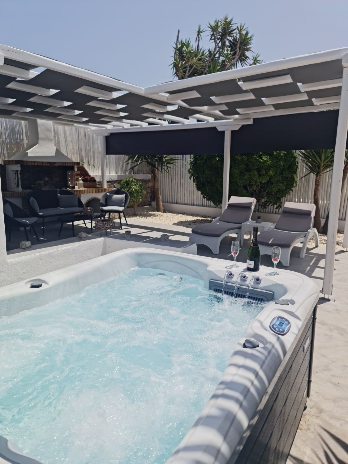 Triple-Private-Suite-with-Jacuzzi-jacuzzi-11