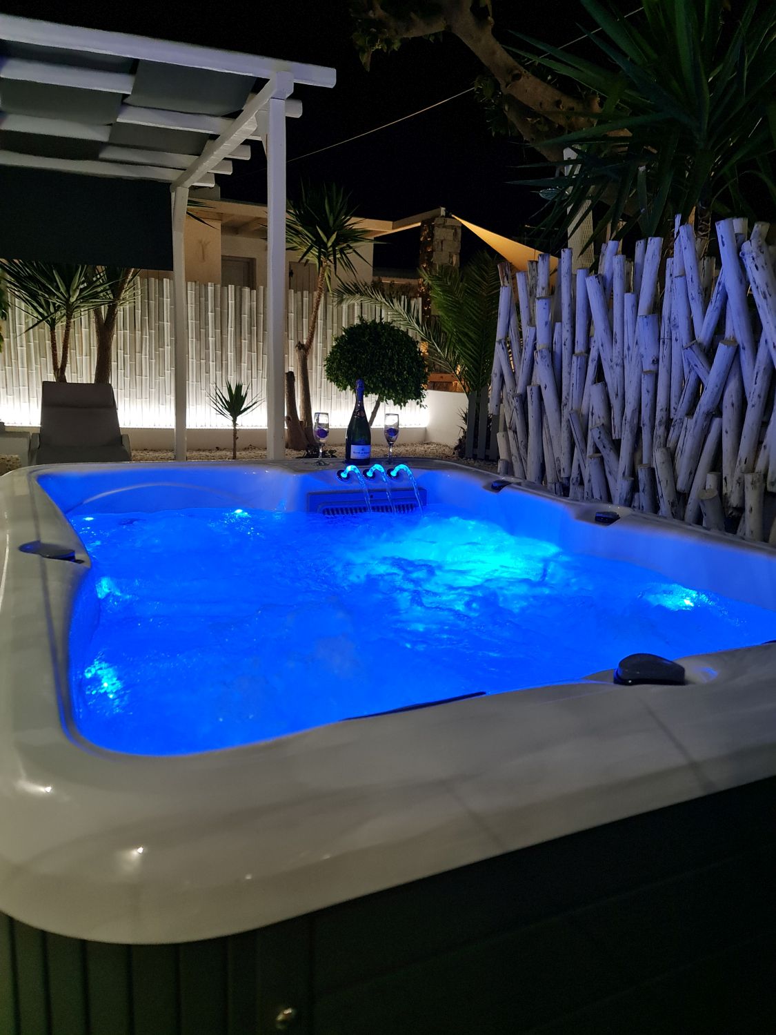 Triple-Private-Suite-with-Jacuzzi-jacuzzi-13-1