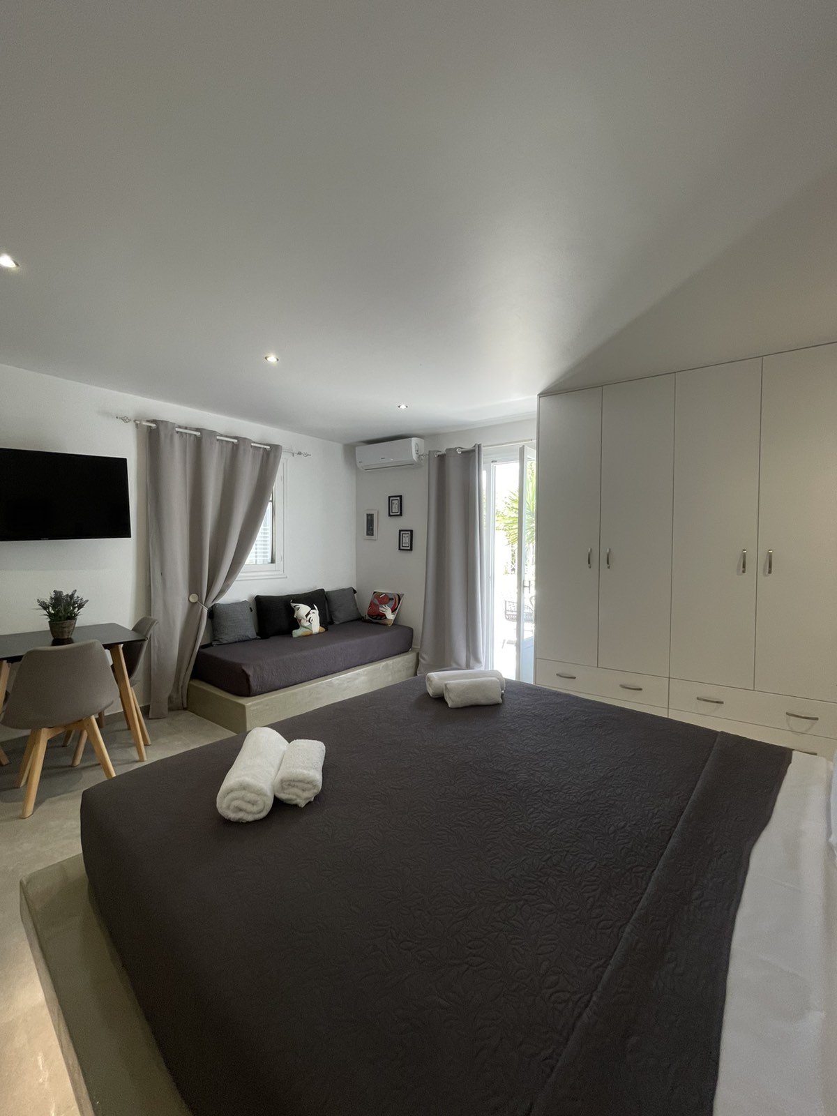 suite 11