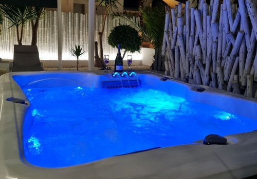 Triple-Private-Suite-with-Jacuzzi-jacuzzi-13-1